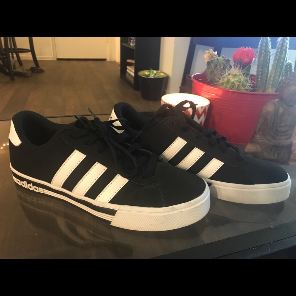 SIZE 9 ADIDAS ORIGINALS *NEVER WORN*